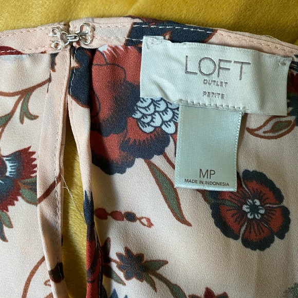 EUC LOFT Outlet sleeveless flowered shell with keyhole back, size MP - Picture 4 of 4